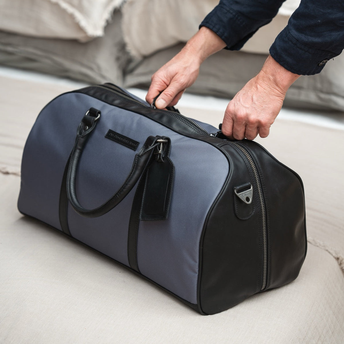 Tornio Full-Grain Leather Weekender Bag 女士 - Structured Side Profile Showing Gusset Depth &amp; Expansion Capacity