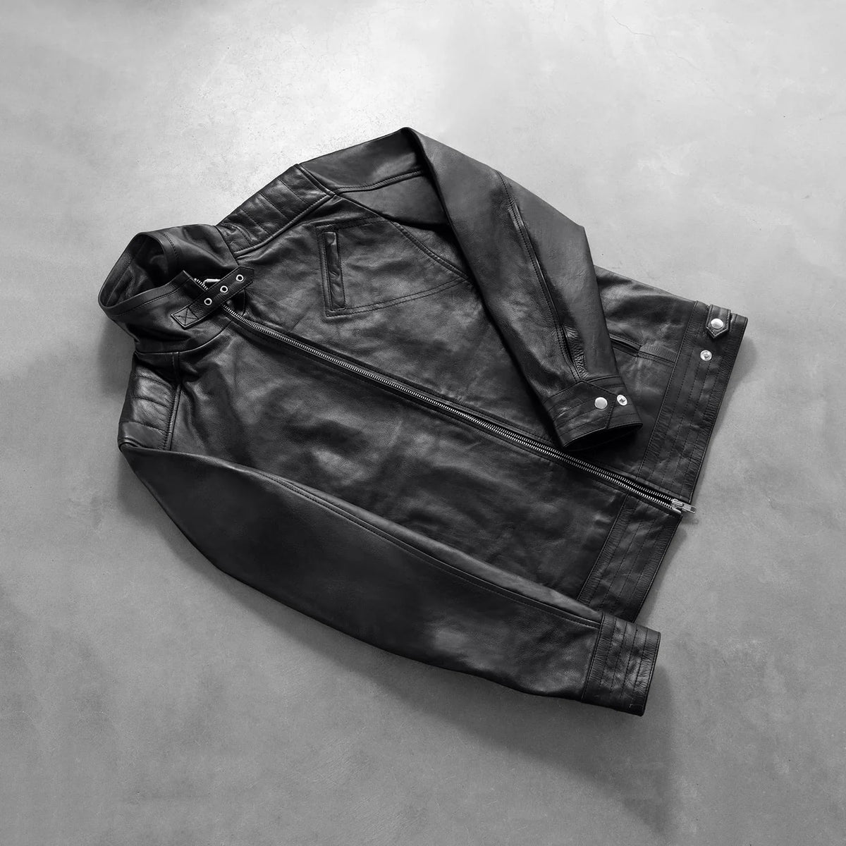 Styled Fit Perspective of Men's Legacy 黑色 真皮机车夹克 男士 on Model - Natural Daylight Drape