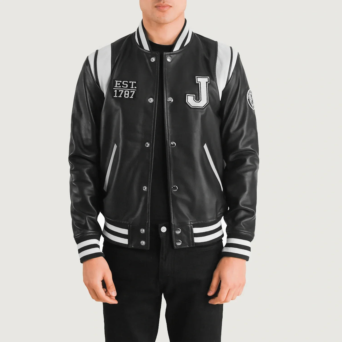 
Liberte New Jersey 经典黑 Leather Varsity 真皮夹克 男士 in Black & White Sheepskin Leather - 正面版型与定制立体剪裁轮廓 | 官方商城选购