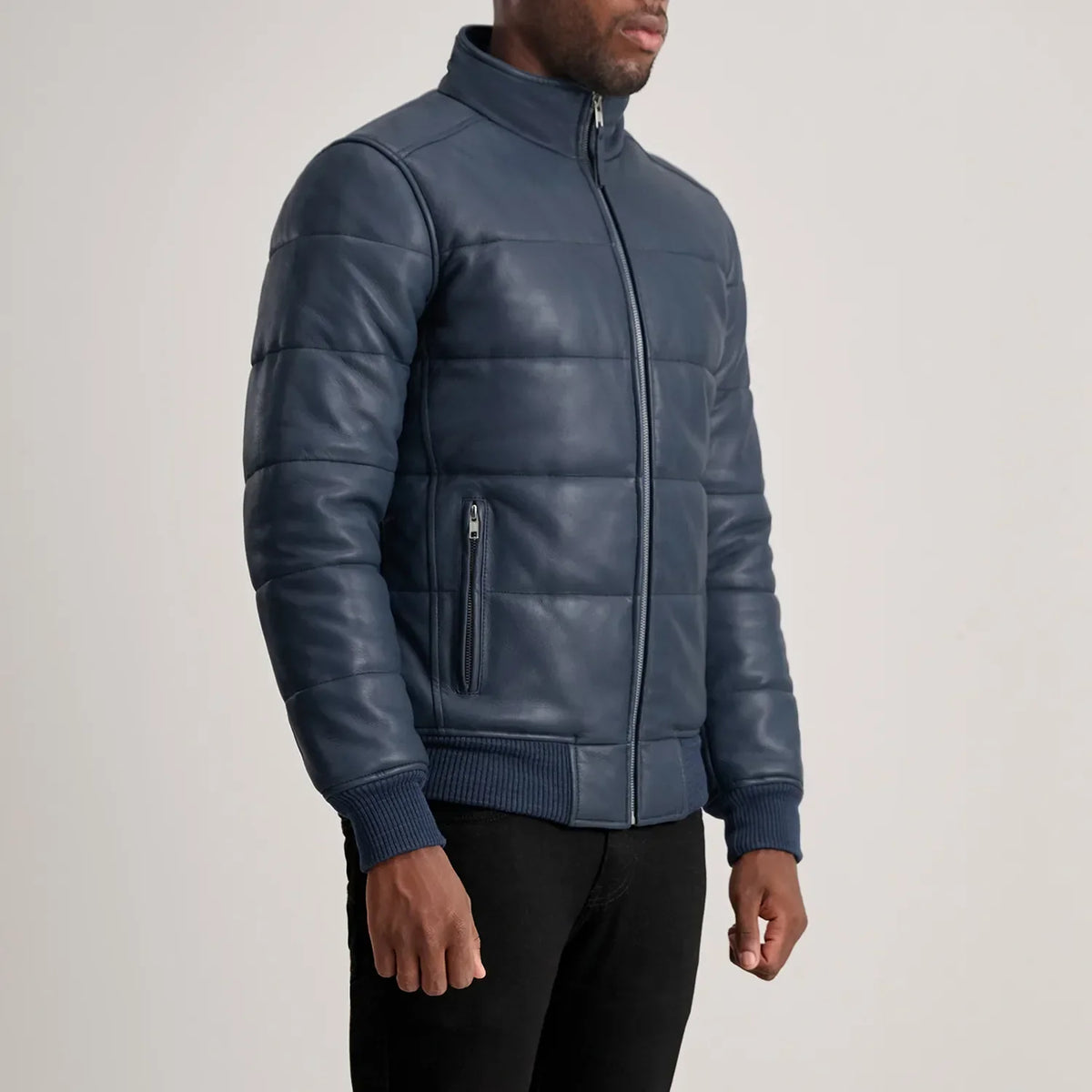 
模特上身效果： Lucas Blue Leather Puffer Bomber Jacket 模特试穿展示（自然光垂坠质感）