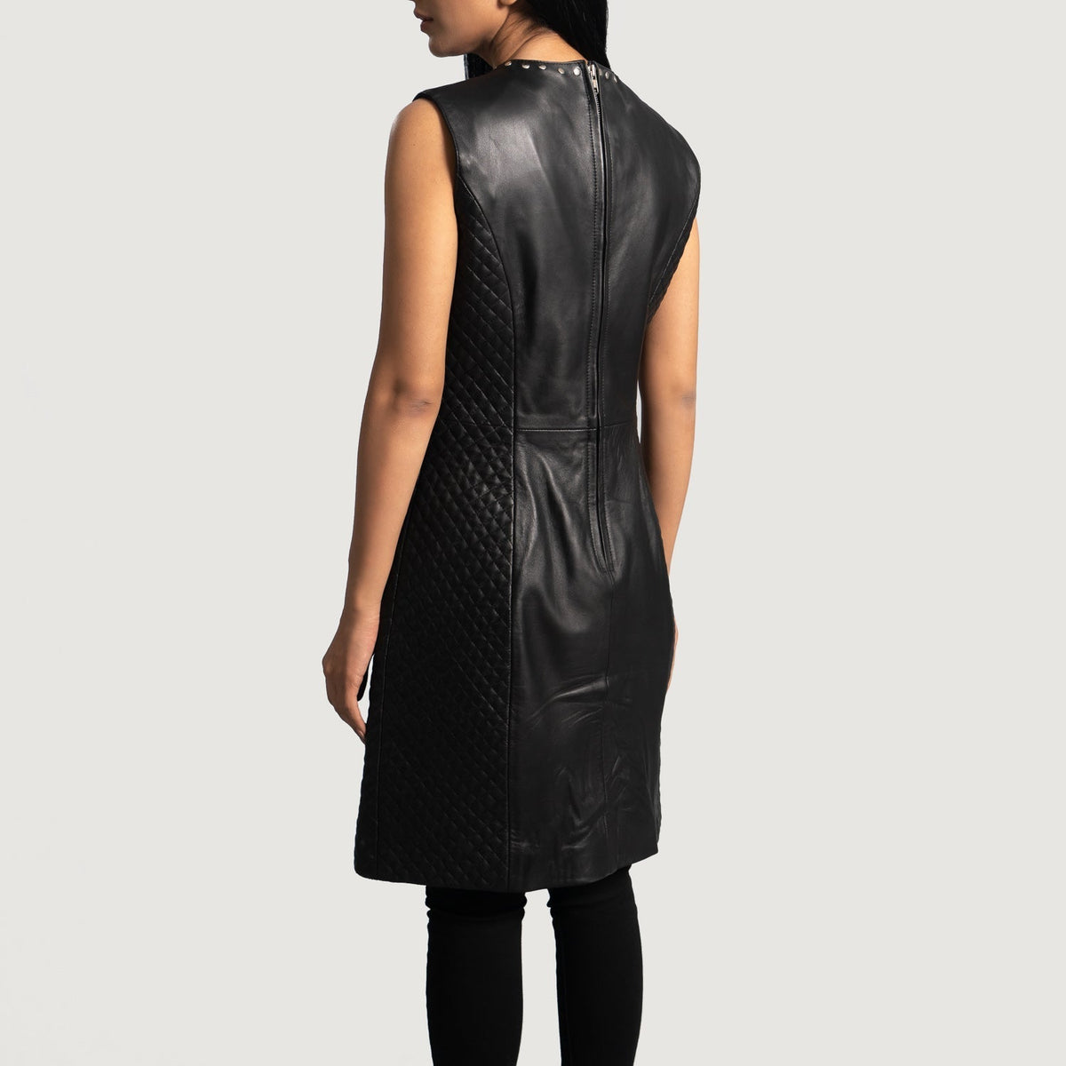 
Luxe 经典黑 Leather Dress 女士 - 展现立体袖型与合身版型的侧身视角