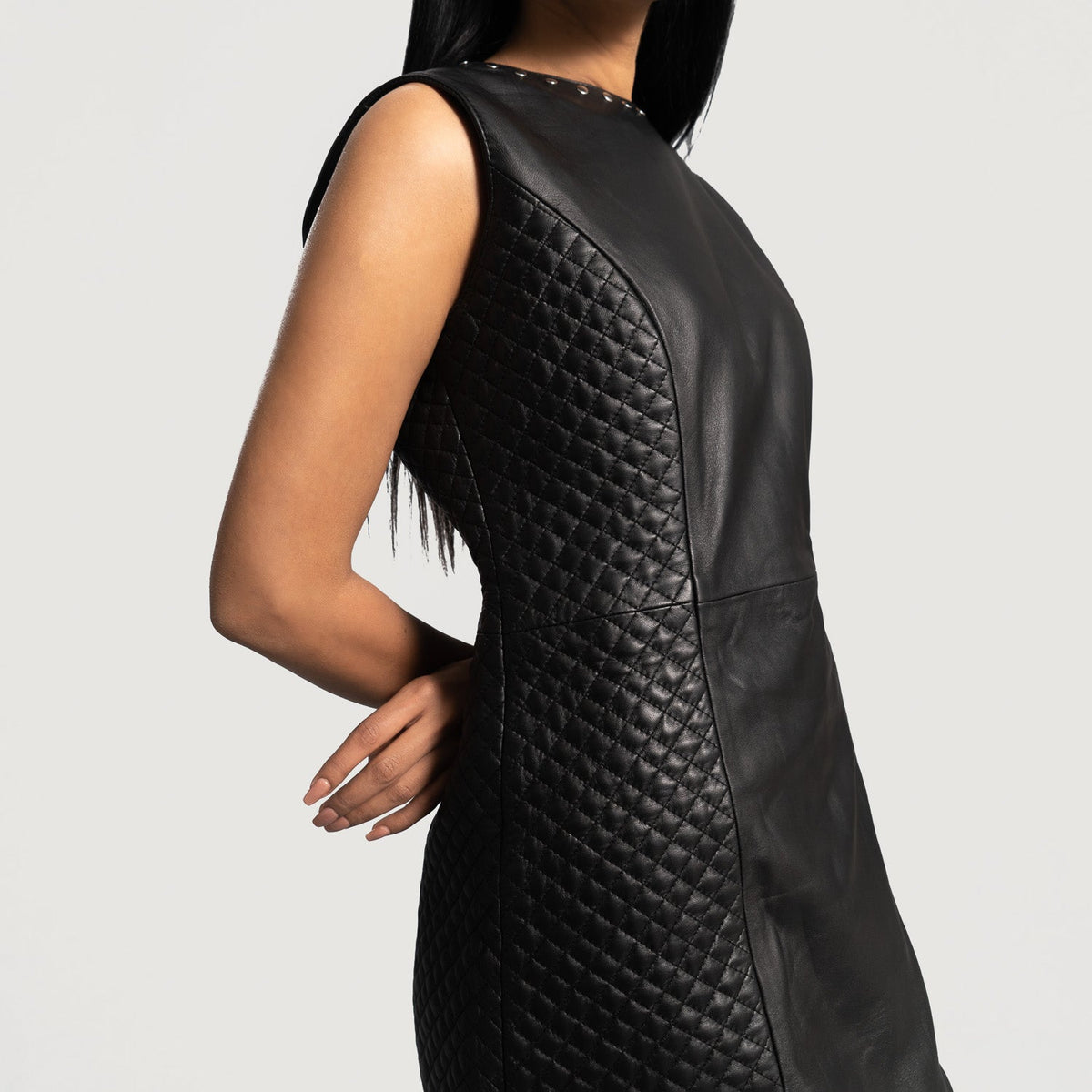 
细节特写 of Classic Collar & Zipper on back Hardware on Luxe 经典黑 Leather Dress 女士