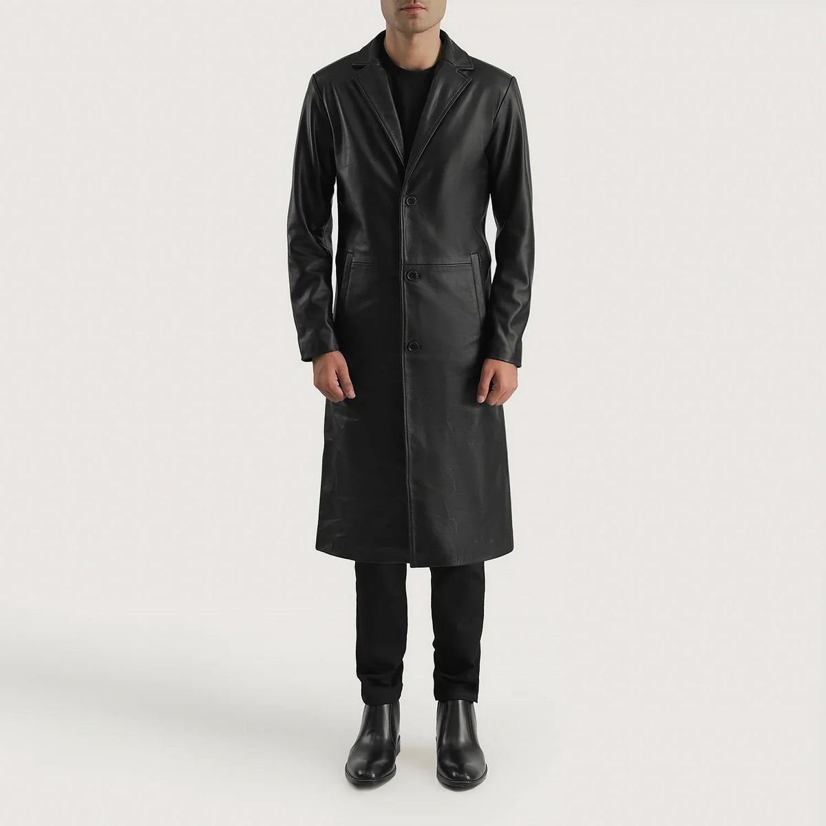 
Mateo Black Leather Single Breasted Coat - 展现立体袖型与合身版型的侧身视角
