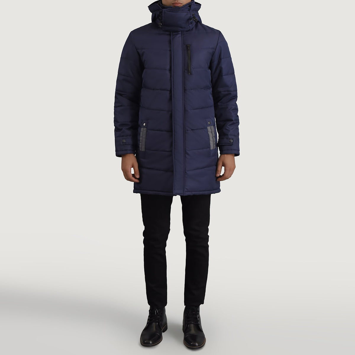 
Moore 深海蓝 Hooded Parka 男士 - 展现立体袖型与合身版型的侧身视角