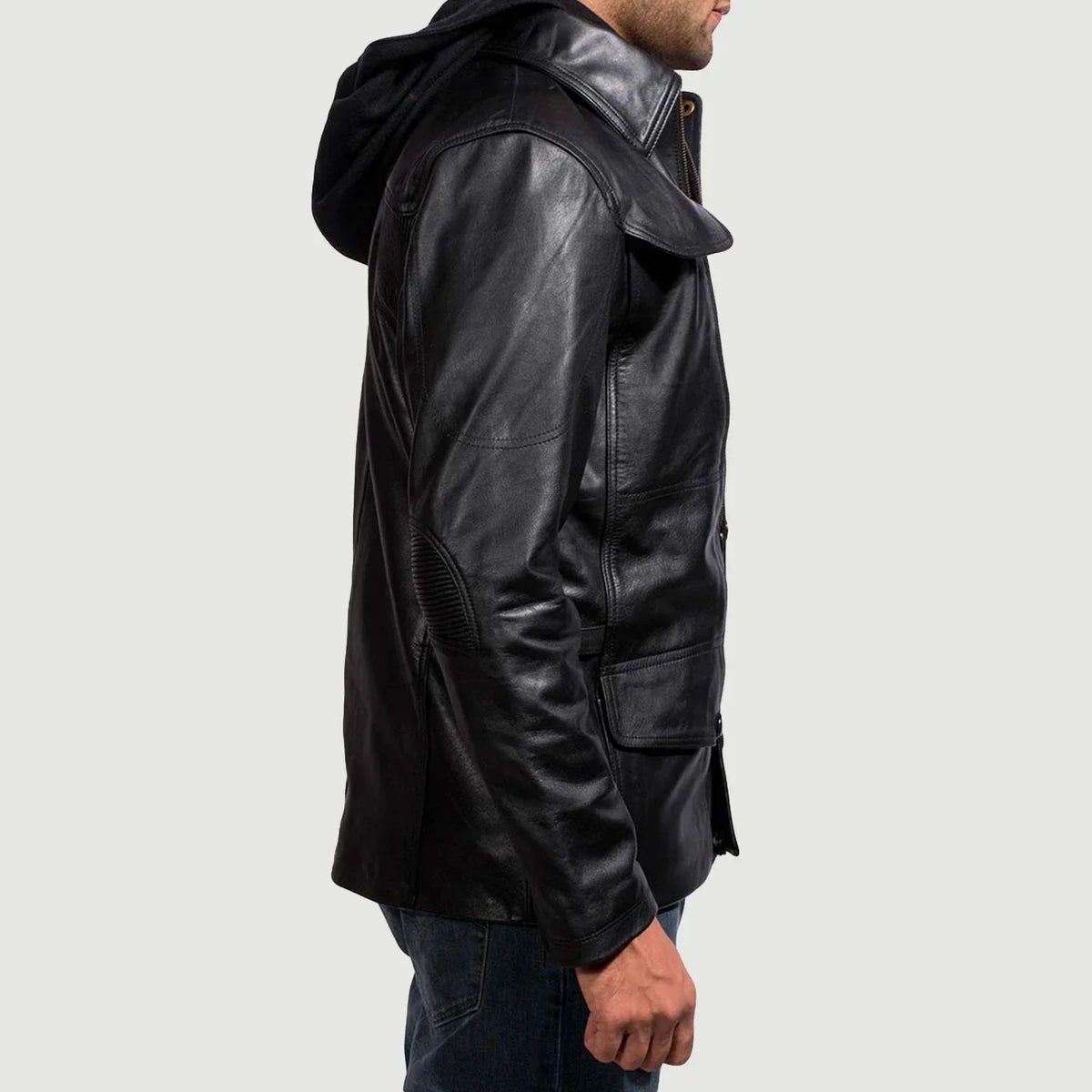 Close-Up Detail of Shirt &amp; Zipper with Button Flap Hardware on Men's Moulder Hooded 黑色 真皮夹克 男士