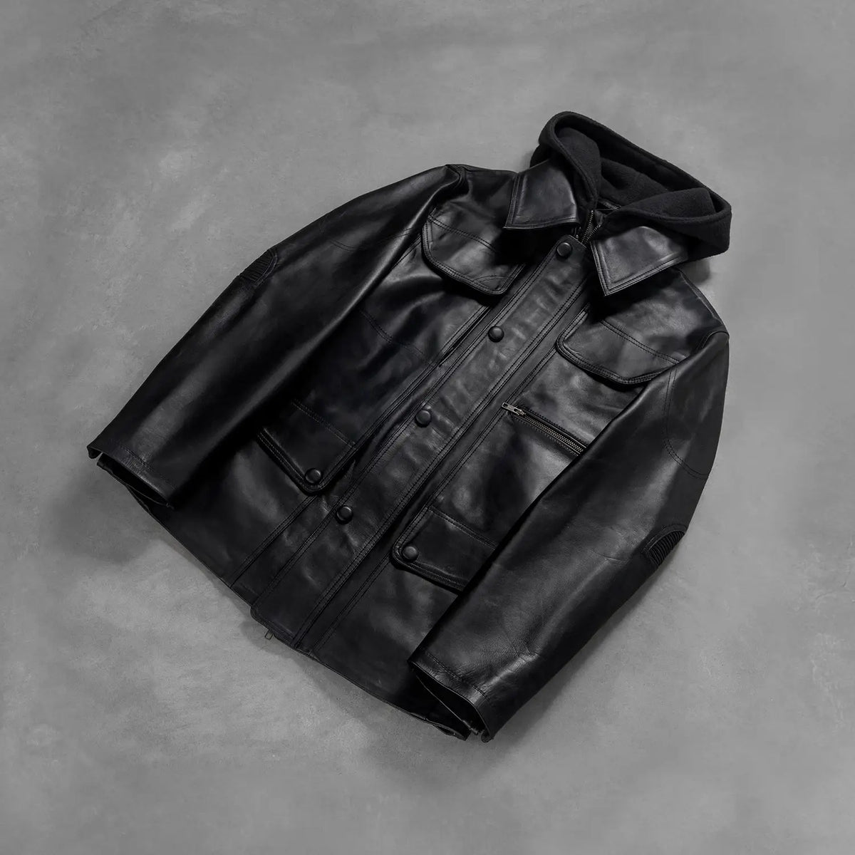 Styled Fit Perspective of Men's Moulder Hooded 黑色 真皮夹克 男士 on Model - Natural Daylight Drape