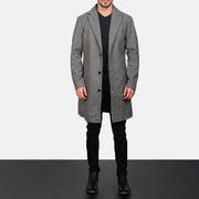 
细节特写 of Notch & Button Hardware on Petrillo Grey Wool Single Breasted 真皮大衣 男士