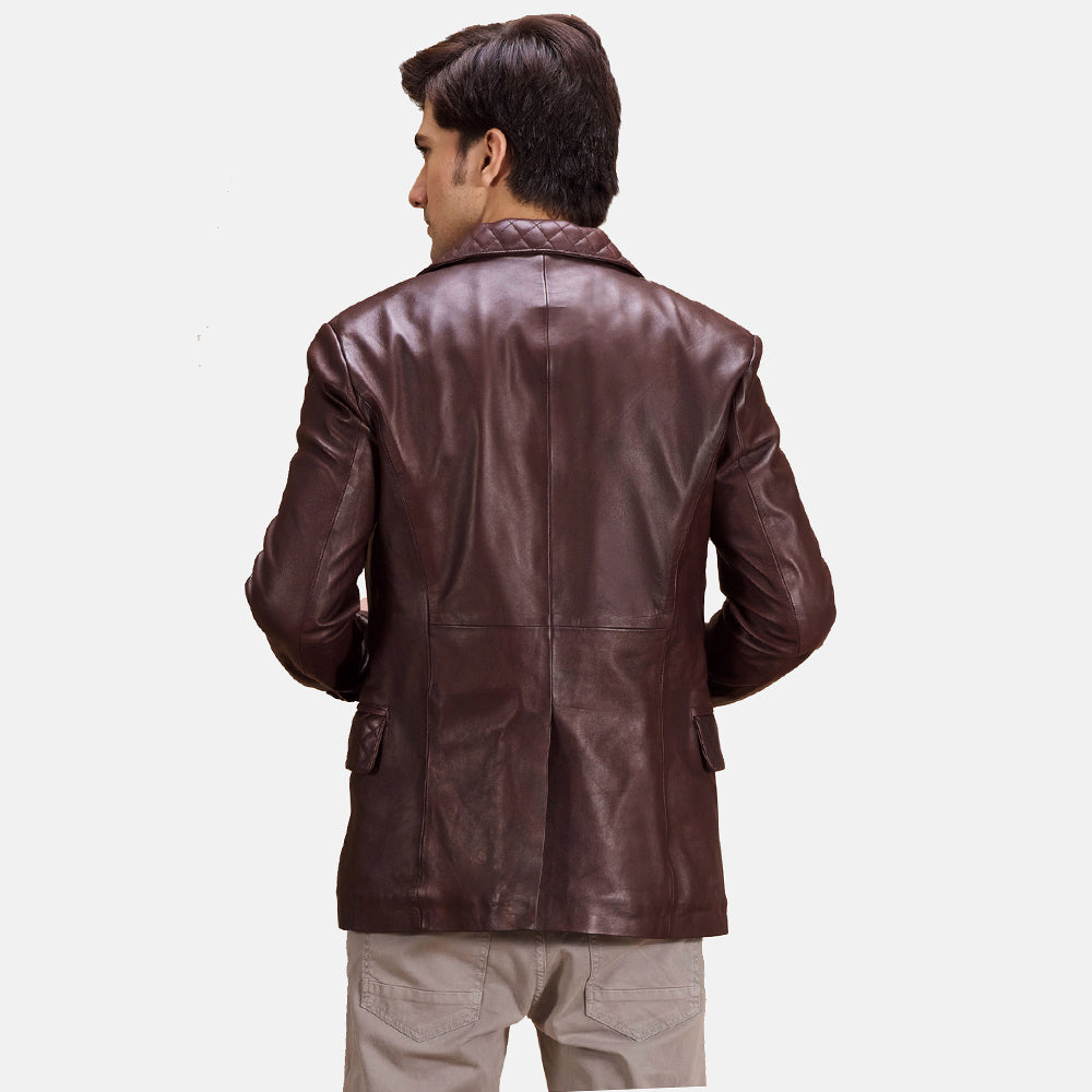 Close-Up Detail of Notch &amp; Button Hardware on Radaron Quilted Maroon 真皮西装外套 男士