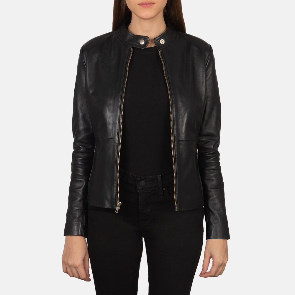 
模特上身效果： Rave Brown Leather Biker Jacket 模特试穿展示（自然光垂坠质感）