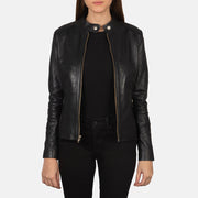 
模特上身效果： Rave Brown Leather Biker Jacket 模特试穿展示（自然光垂坠质感）