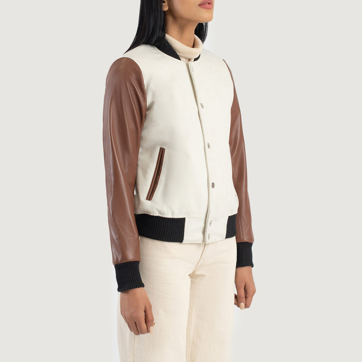 
模特上身效果： Savant Green Hybrid Varsity Jacket 模特试穿展示（自然光垂坠质感）