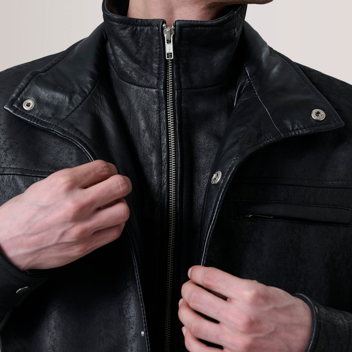 Close-Up Detail of Shirt &amp; Zipper Hardware on Sean 黑色 Snuffed Classic 真皮夹克 男士 For Men