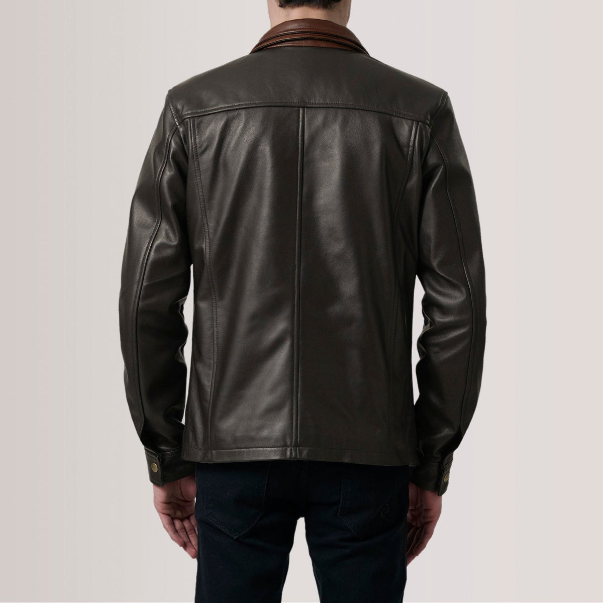 Close-Up Detail of Shirt &amp; Zipper Hardware on Sean 棕色 Leather Classic 真皮夹克 男士 For Men