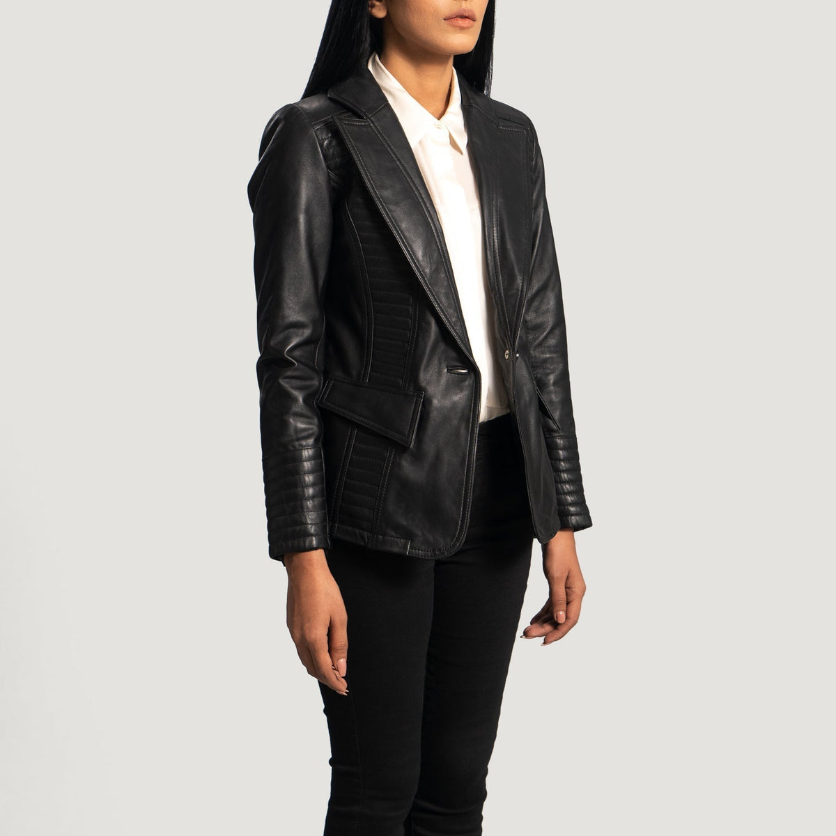 
Black Sheepskin leather Blazer - 展现肩线贴合与利落下摆的背部视角