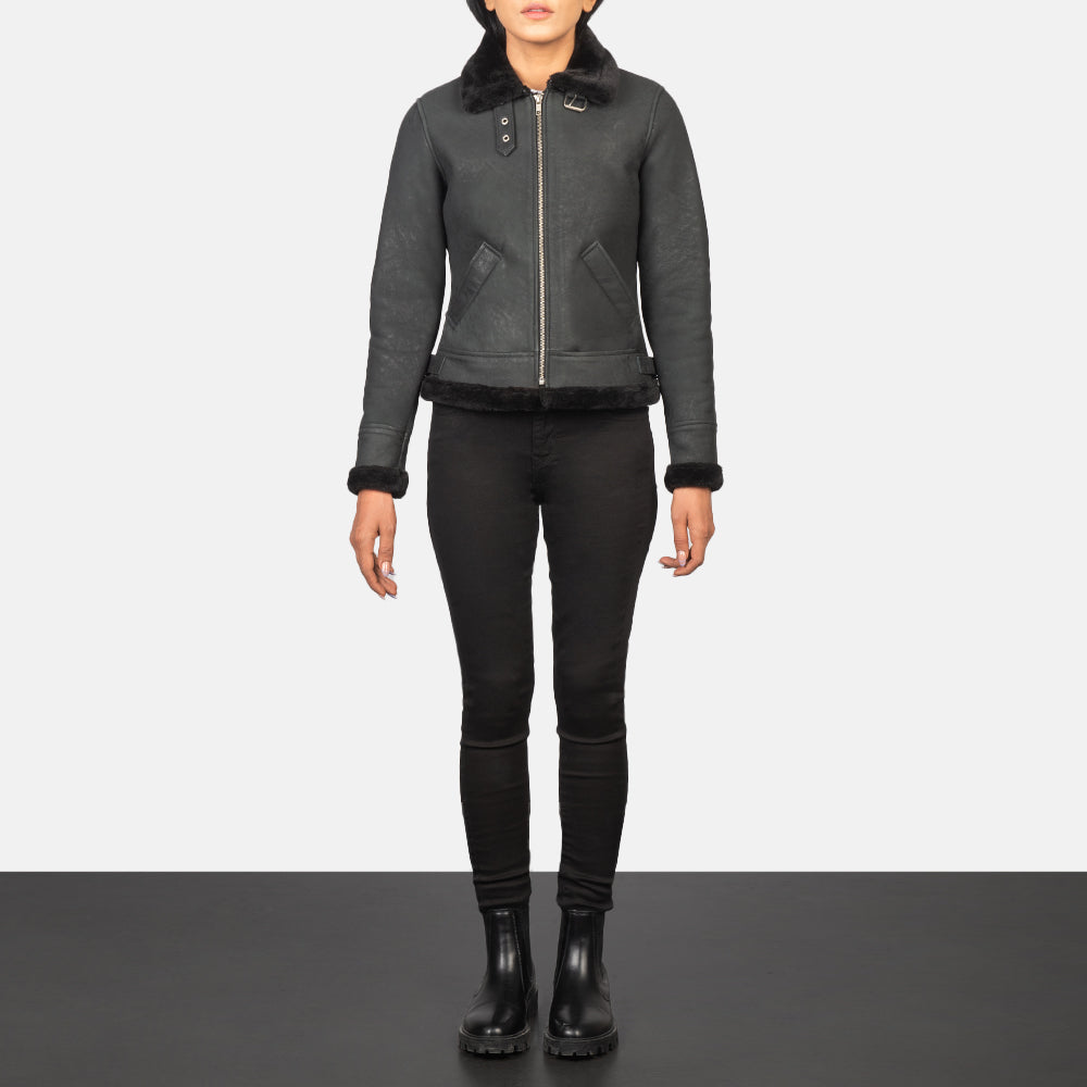 
Sherilyn B-3 Distressed Black Leather Bomber Jacket - 展现立体袖型与合身版型的侧身视角