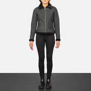 
Sherilyn B-3 Distressed Black Leather Bomber Jacket - 展现立体袖型与合身版型的侧身视角