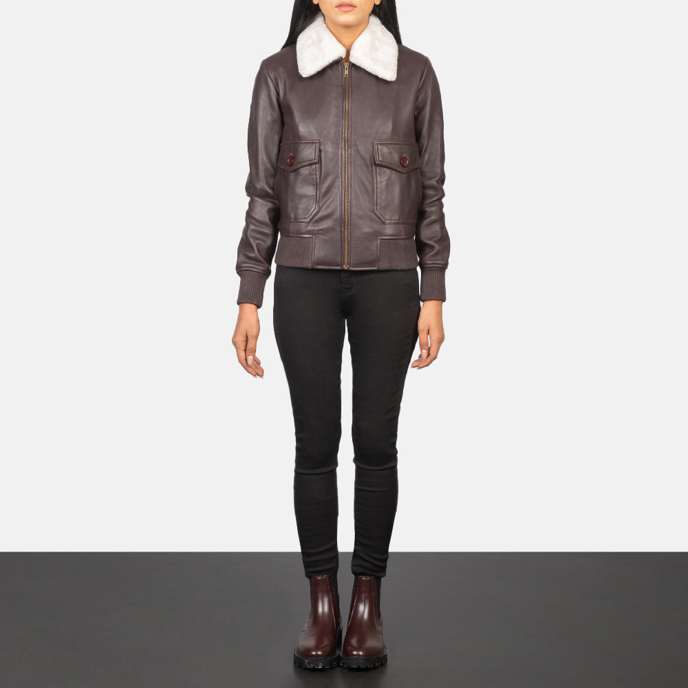 
Stella G-1 Maroon Leather Bomber Jacket - 展现立体袖型与合身版型的侧身视角
