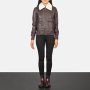 
Stella G-1 Maroon Leather Bomber Jacket - 展现立体袖型与合身版型的侧身视角