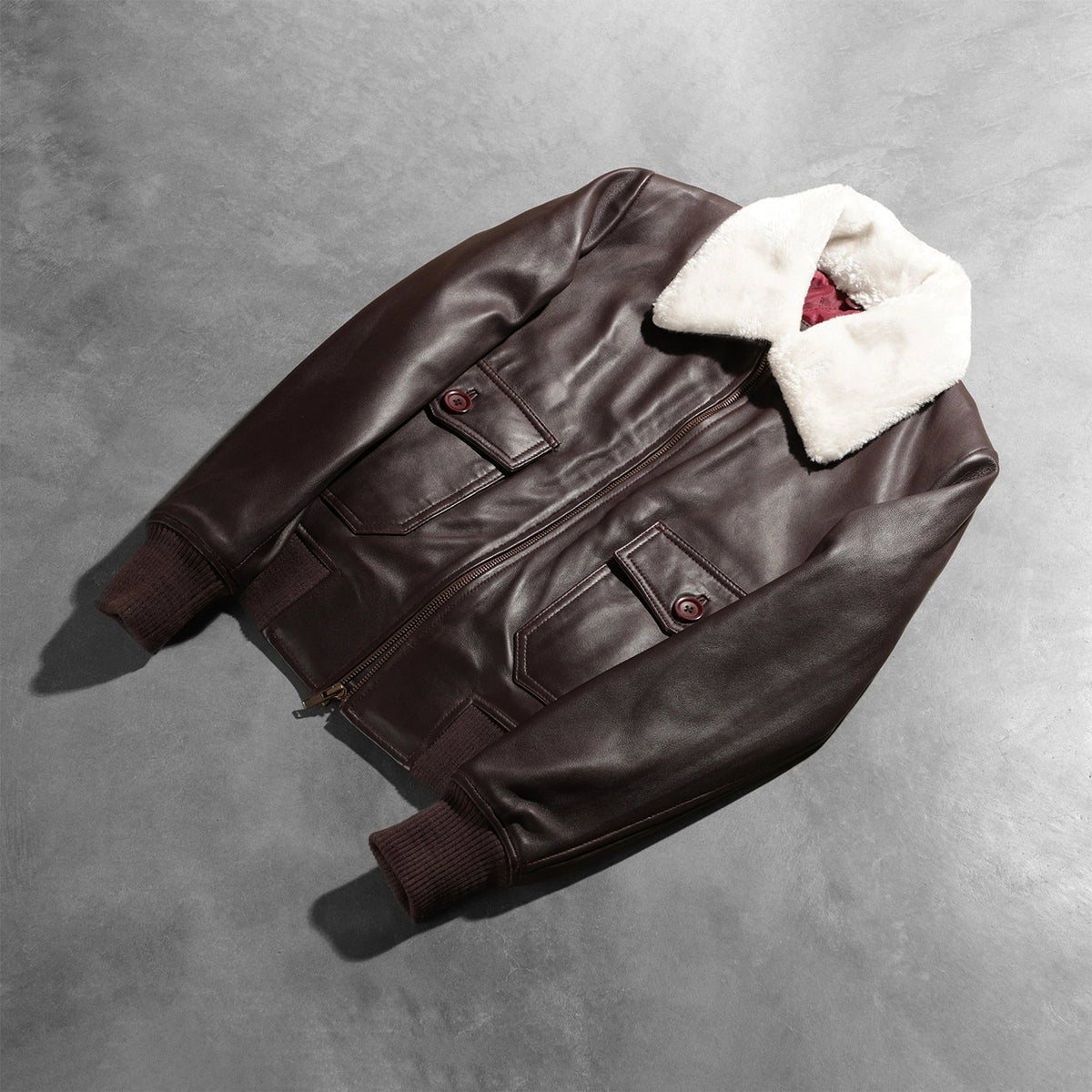 
模特上身效果： Stella G-1 Maroon Leather Bomber Jacket 模特试穿展示（自然光垂坠质感）