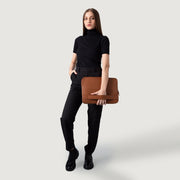 
Brown Full-Grain leather Goods - 展现肩线贴合与利落下摆的背部视角