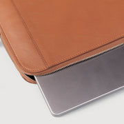 
细节特写 of Classic Collar & Heavy-Duty Zipper Hardware on The Baxter Brown Leather Laptop Sleeve For Men & Women