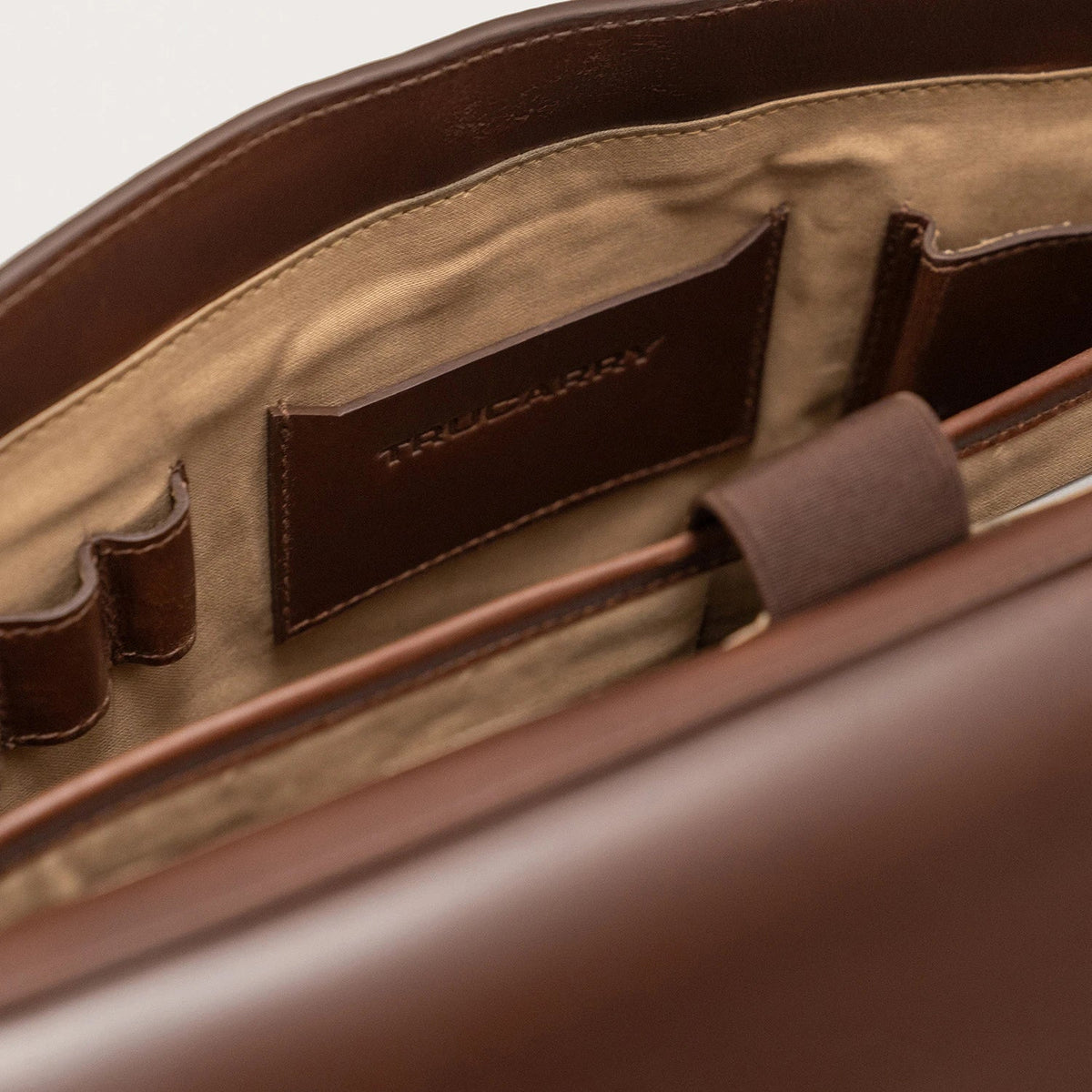 
内衬展示 Showing Dedicated Padded Laptop Sleeve & Multi-Compartment Organization