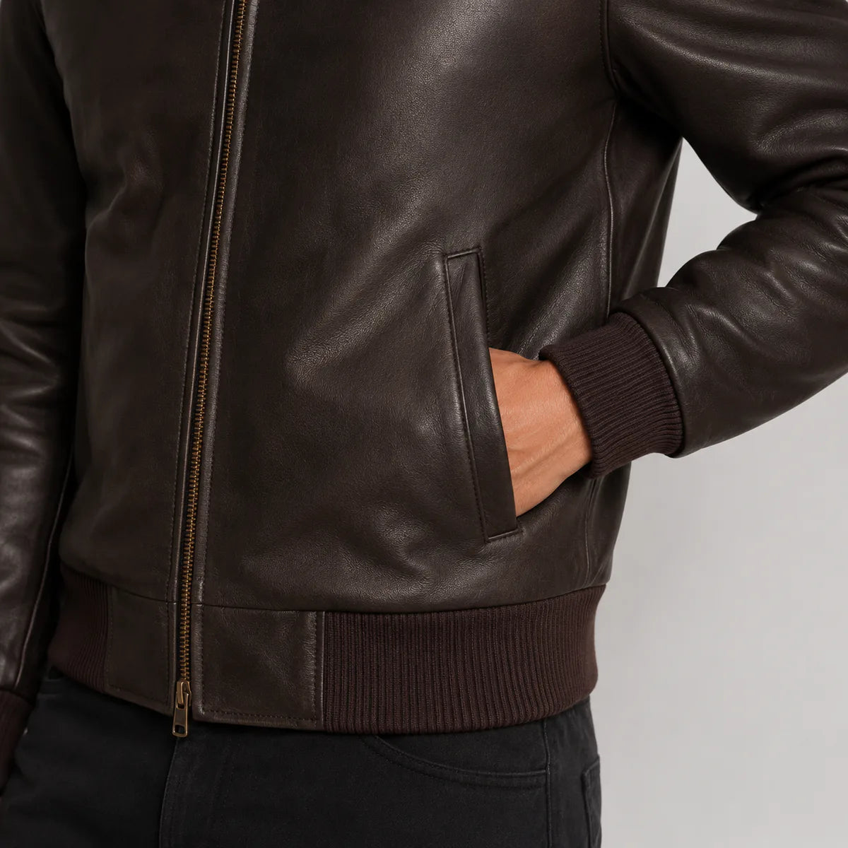 Close-Up Detail of Classic Collar &amp; Heavy-Duty Zipper Hardware on Dark 棕色 Sheepskin 真皮飞行员夹克 男士
