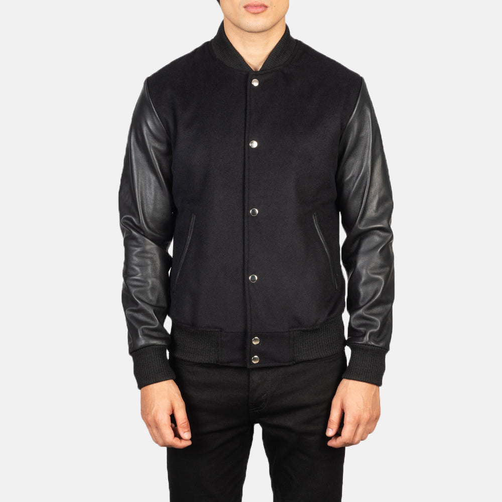 Close-Up Detail of Varsity &amp; Snap Buttons Hardware on Men's Vaxton 黑色 Hybrid Varsity 真皮夹克 男士