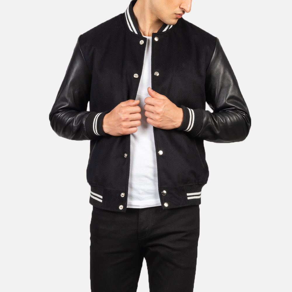
Vaxton 经典黑 Striped Hybrid Varsity 真皮夹克 男士 in Black Sheepskin Leather - 正面版型与定制立体剪裁轮廓 | 官方商城选购