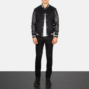 
Vaxton 经典黑 Striped Hybrid Varsity 真皮夹克 男士 - 展现立体袖型与合身版型的侧身视角