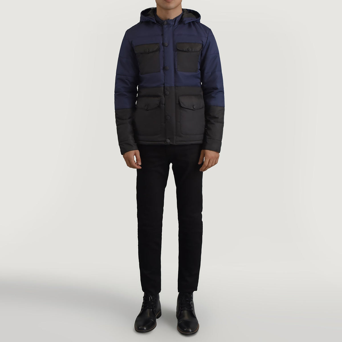 
Wayne 经典黑 & 深海蓝 Hooded Puffer 真皮夹克 男士 - 展现立体袖型与合身版型的侧身视角