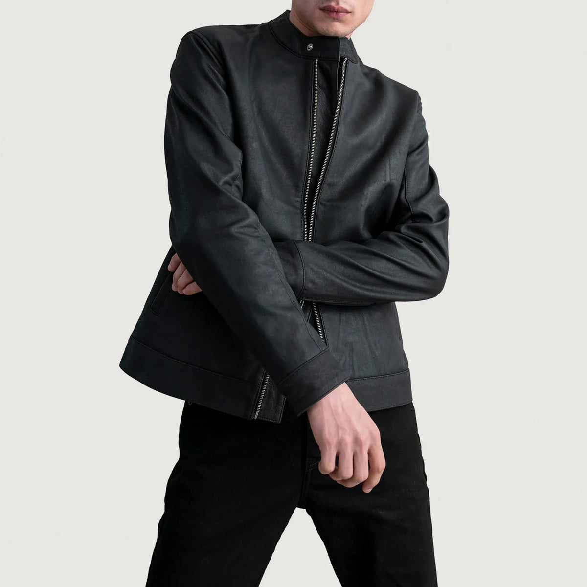 Zen Tumbled 黑色 真皮机车夹克 男士 - Lateral Side Profile View Showing Sleeve Cut &amp; Athletic Taper Fit