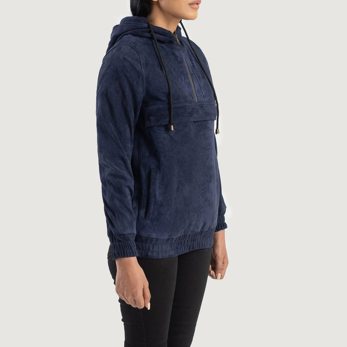 
Zest Hooded Pullover 真皮夹克 女士 - 展现肩线贴合与利落下摆的背部视角